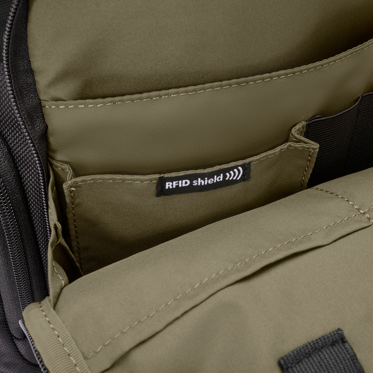 Mochila tipo cargo mediana colección HTA de Briggs & Riley, AK126