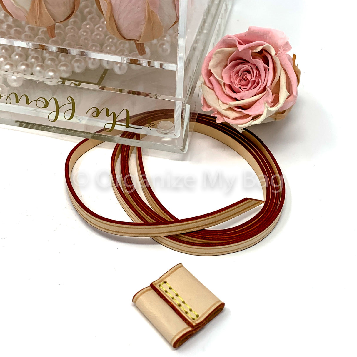 Cordón y portaobjetos.