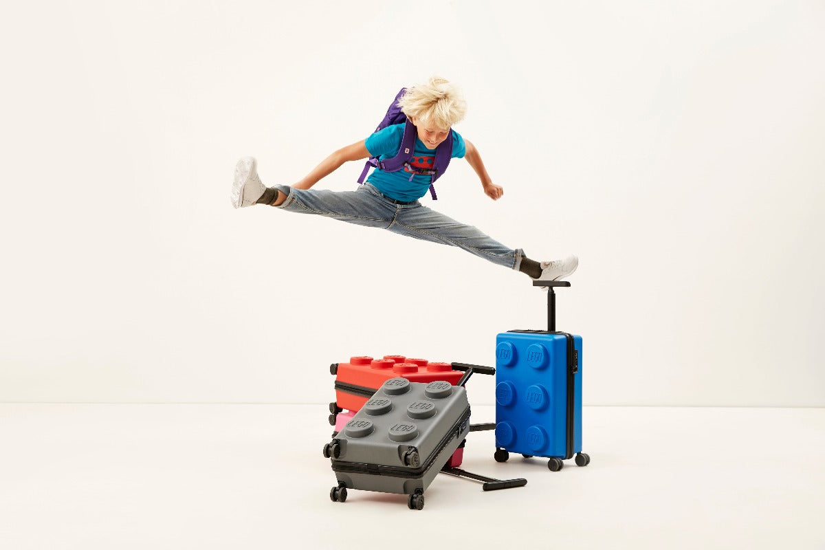 Equipaje de mano expandible de 22" en color rosa fuerte LEGO® Signature Brick