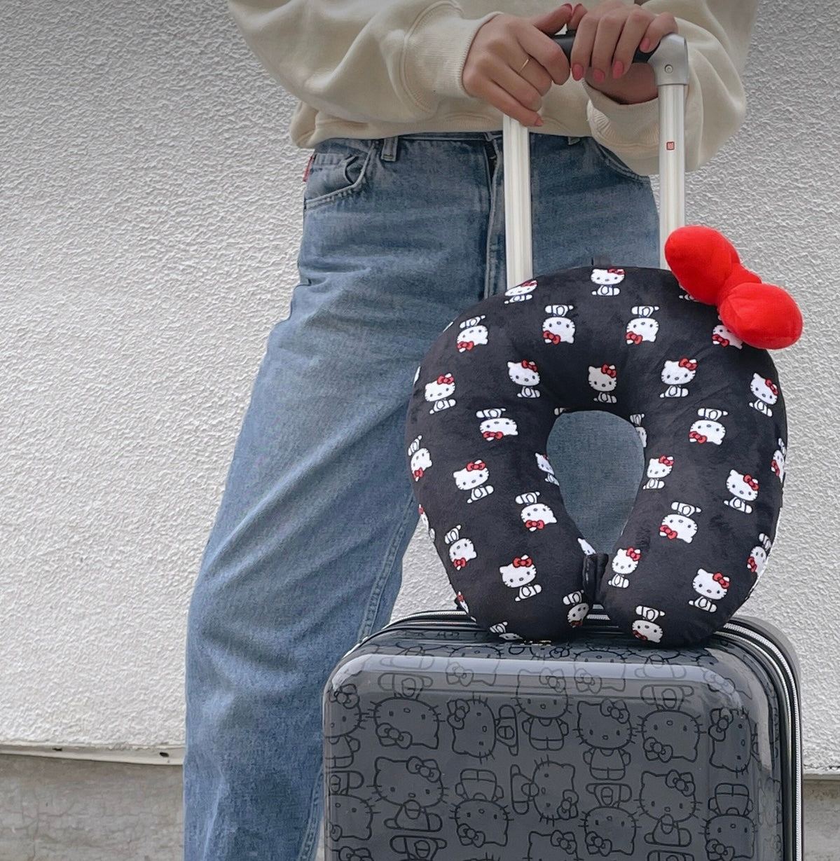 Almohada de viaje para el cuello Hello Kitty negro y rojo