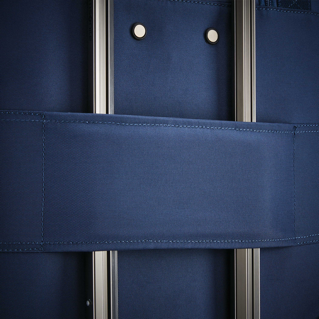 Maleta giratoria debajo del asiento con puerto USB de Samsonite 