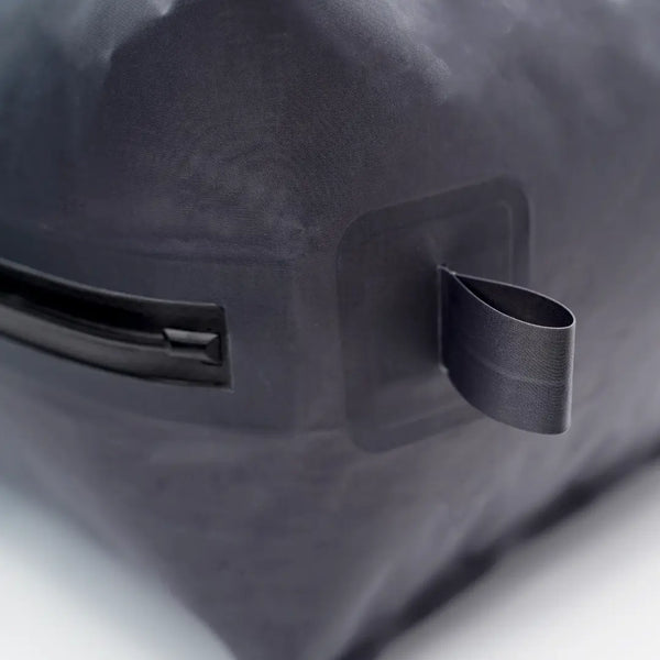 Close-up of a TILLIV Kamper corner showing the flat webbing anchor loop and the airtight zipper