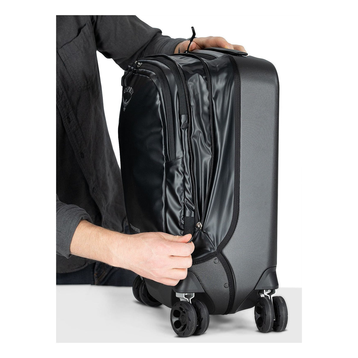 Osprey Transporter Híbrido rígido de 4 ruedas 22" / 36L
