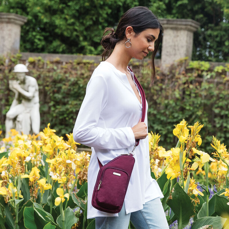 Mini bandolera asimétrica Anti-Theft Essentials de Travelon (43485)