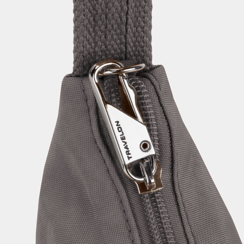 Bolso bandolera asimétrico Norte/Sur de Travelon (43487)