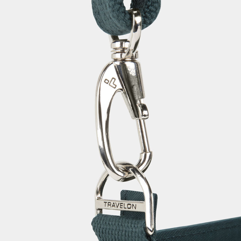 Bandolera antirrobo Essentials con bolsillo de parche de Travelon (43489)